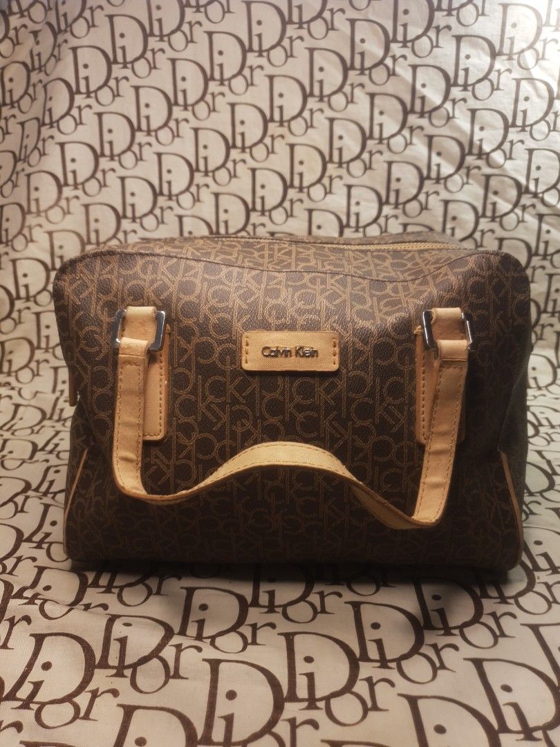 Calvin Klein monogram shoulder bag (Category: Shoulder Bags) located in San Fernando. Submitted by retro.district. (Listing ID 1467521996, Image 1). Description: Decluttering bags RFS: Mom needs to free up some space in here closet - Calvin Klein Monogram shoulder bag - Condition: Excellent (Rank A) - issue: missing sling - Color Rate: 9.5/10.