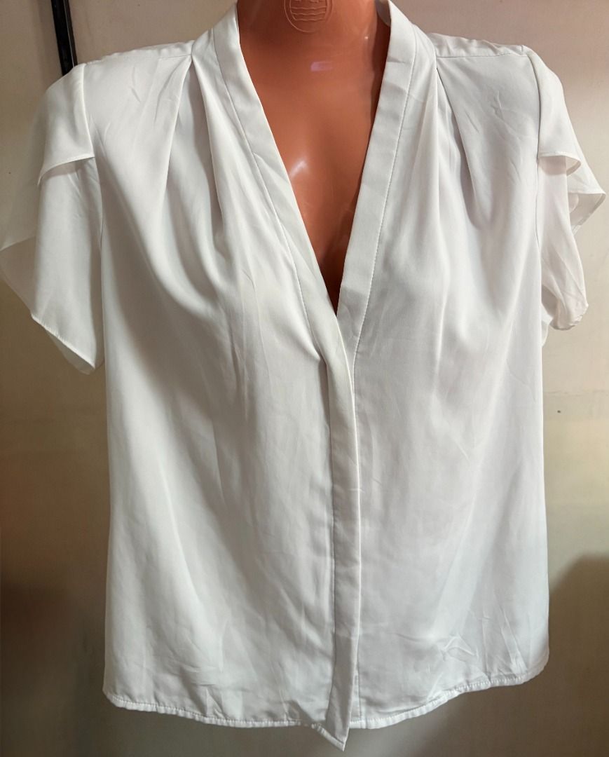 Calvin Klein White Top (Category: Blouses) located in Marikina City. Submitted by thrifty_trinkets_by_anais (Listing ID 1467399591, Image 1). Description: 🌸 Selling own preloved/brand new items for less - EVERYTHING is negotiable as long as REASONABLE in price 🤗 🙏🏻 Please also check my account for more marked down items 🫶 📍Marikina near S&R/Uniqlo 💳 Maribank/Maya/Gcash 🏍️ Grab/Lalamove/J&T (by schedule) 🗓️ Offers/Reservations will be hon