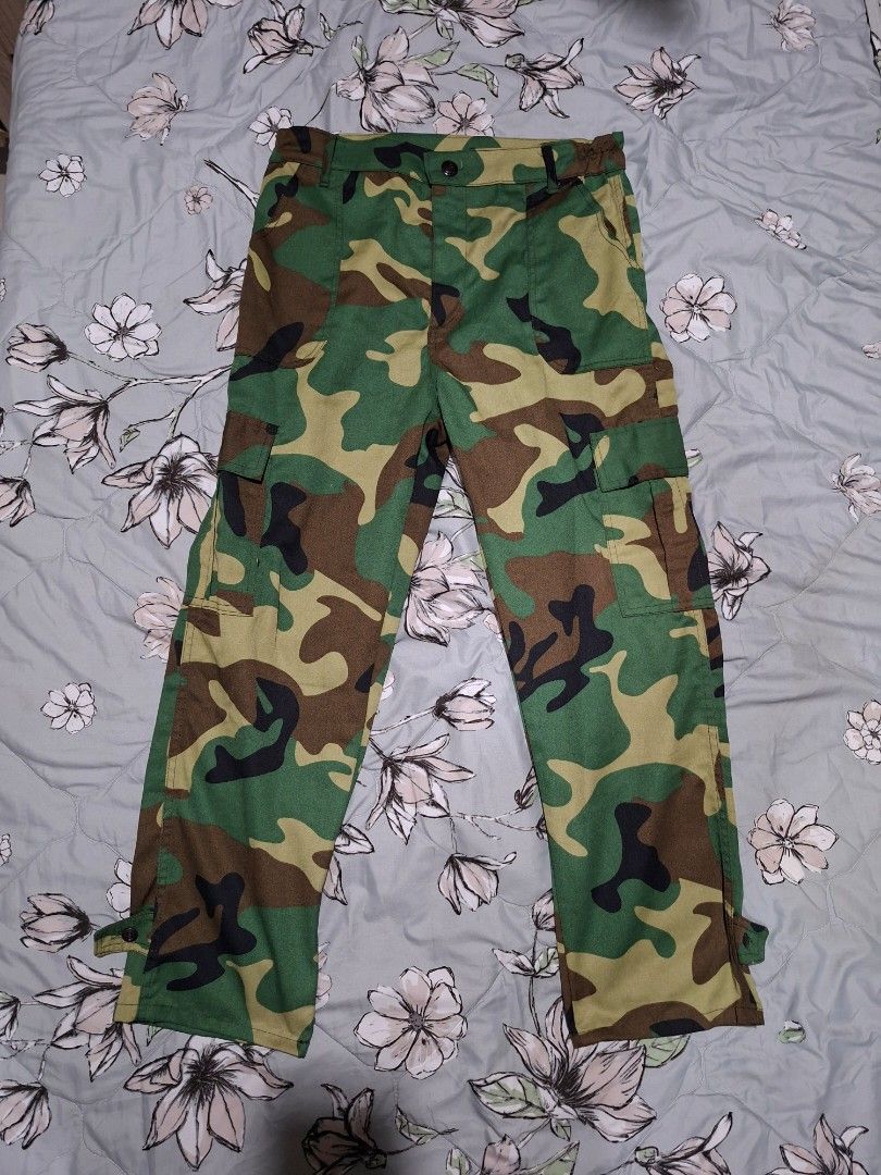 Camo Cargo Pants Size 31-32 FL7 (Category: Jeans) located in Cebu City. Submitted by anton_delos_reyes (Listing ID 1467472826, Image 1). Description: - Classic woodland camo pattern - Size: 31-32 (Length: 37 inches) - Relaxed straight leg fit with multiple utility pockets - Adjustable button tabs at the ankles - Perfect streetwear piece, easy to style with white sneakers - Mode of Payment: GCash or BPI - Shipping via J&T Express or Same-Day Deliv