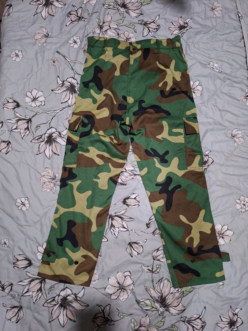 Camo Cargo Pants Size 31-32 FL7 (Category: Jeans) located in Cebu City. Submitted by anton_delos_reyes (Listing ID 1467472826, Image 2). Description: - Classic woodland camo pattern - Size: 31-32 (Length: 37 inches) - Relaxed straight leg fit with multiple utility pockets - Adjustable button tabs at the ankles - Perfect streetwear piece, easy to style with white sneakers - Mode of Payment: GCash or BPI - Shipping via J&T Express or Same-Day Deliv