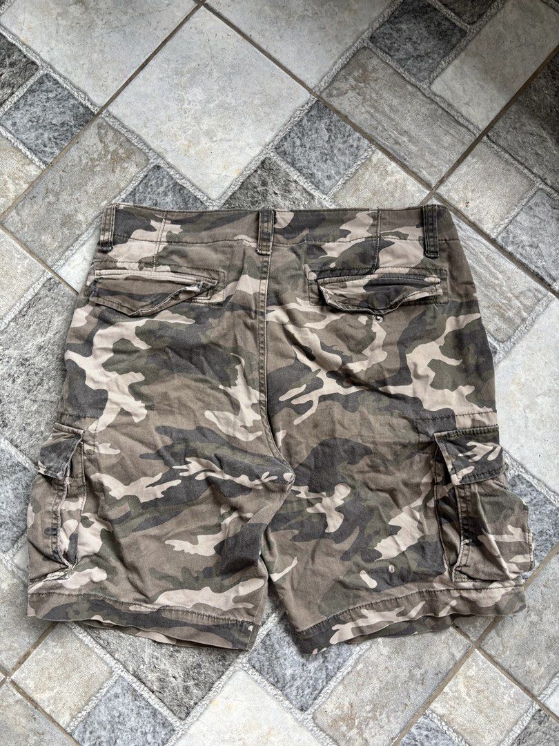 Camouflage Cargo Jorts (Category: Chinos) located in Manila. Submitted by nofits.garments (Listing ID 1467384123, Image 3). Description: Camouflage Cargo Jorts Waist 34-36 Length 20 In pristine condition.