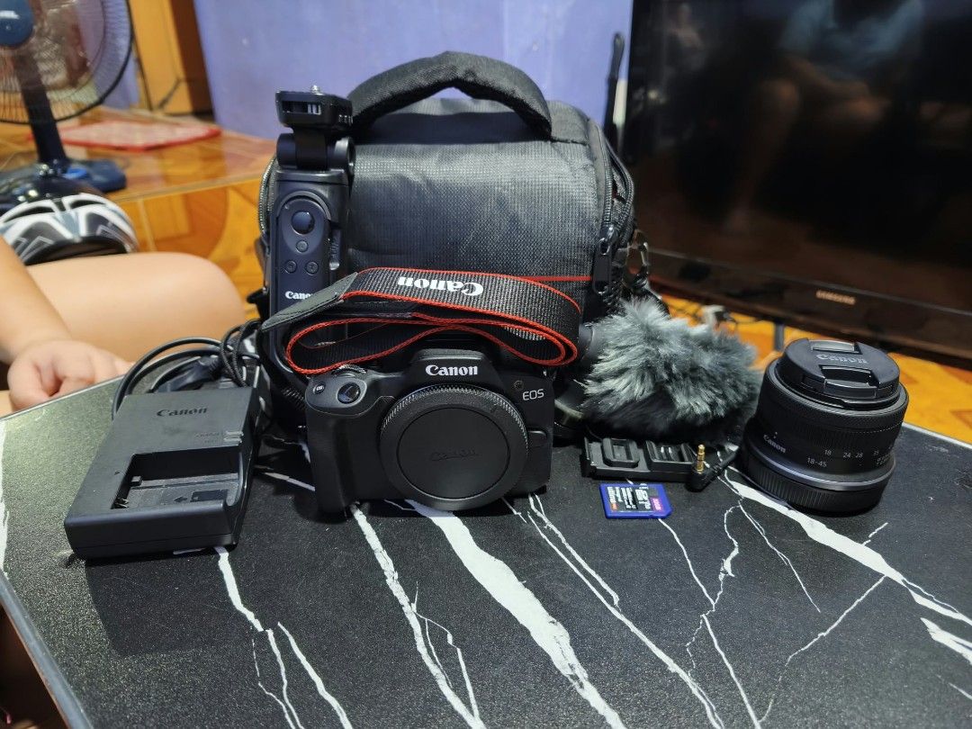 Canon R50 mirror less (Category: Cameras) located in Manila. Submitted by akims_08 (Listing ID 1467572681, Image 2). Description: Canon EOS R50 Vlogging Kit Specifications: * 24.2MP APS-C CMOS Sensor * DIGIC X Image Processor * UHD 4K 30p Video Recording * Dual Pixel CMOS AF II with 651 AF Points * 2.36M-Dot Electronic Viewfinder * 3.0"1.62M-Dot Vari-Angle Touchscreen * Up to 15 fps Electronic Shutter * Movie for Close-Up Demos Mode * Vertical Mo