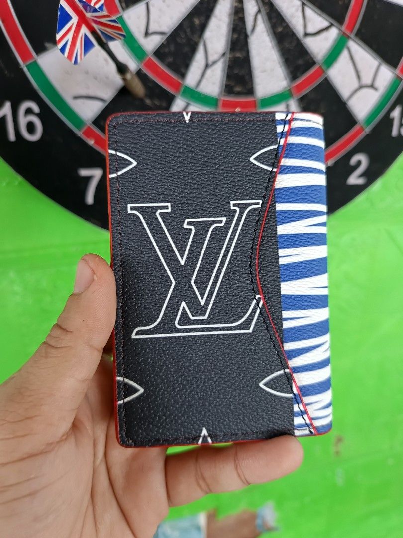 card wallet (Category: Luxury Bags & Wallets) located in Ozamiz City. Submitted by kapesteba112457 (Listing ID 1467469001, Image 3). Description: card wallet for only 900 selected preloved flawless pasok pang regalo ...