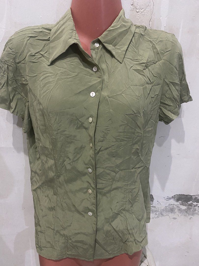Casual Corner Green Silk Button Down Shirt Size 6 (Category: Shirts) located in Pulupandan. Submitted by pointyspoon (Listing ID 1467464666, Image 1). Description: - Brand: Casual Corner - Size: 6 - Material: 100% Silk with textured finish - Color: Olive green - Style: Short-sleeve button-down with classic collar and white front buttons - Condition: Great versatile staple for office or casual outfits.
