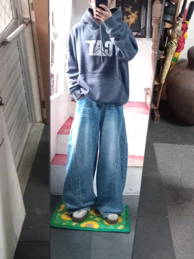 catterpillar heavy hoodie (Category: Hoodies) located in San Isidro. Submitted by lagloots (Listing ID 1467379461, Image 2). Description: catterpillar hoodie makapal tela & heavyweigth embossed logo fits boxy large 📌model's reference: 5'7, 45kg DIMES (IN INCHES) LENGTH: 26 / WIDTH: 25 CONDITION: 9/10 [] COLOR RATE: 9/10 ISSUE: faded drawstrings, minimal lints, stains (di halata masyado).