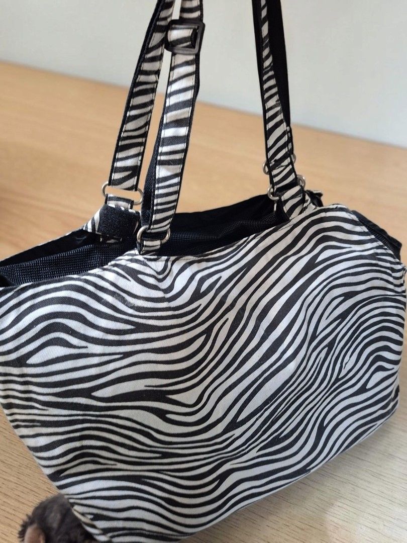CAWAII ZEBRA PRINT CANVAS PET BAG (Category: Homes & Other Pet Accessories) located in Las Pinas. Submitted by annachiaonair2037 (Listing ID 1467388802, Image 2). Description: CAWAII ZEBRA PRINT CANVAS PET BAG FROM JAPAN ADJUSTABLE STRAP H 12" L21" W 8" Disclaimer: I am not affiliated with, associated with, or authorized by any of the brands featured posted. Any mention of brand names, trademarks, or logos is solely for identification and referen