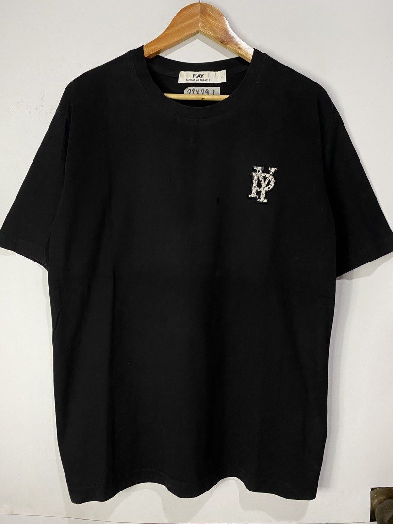 CDG PLAY TSHIRT (Category: Tshirts & Polo Shirts ) located in Jaen. Submitted by oshimamark58418 (Listing ID 1467535199, Image 2). Description: - Brand: CDG PLAY - Color: Black - Size: Large (L) - Material: 100% Cotton - Design: Embroidered logo patch on chest and large patch detail on the back - Style: Streetwear / Casual T-shirt.