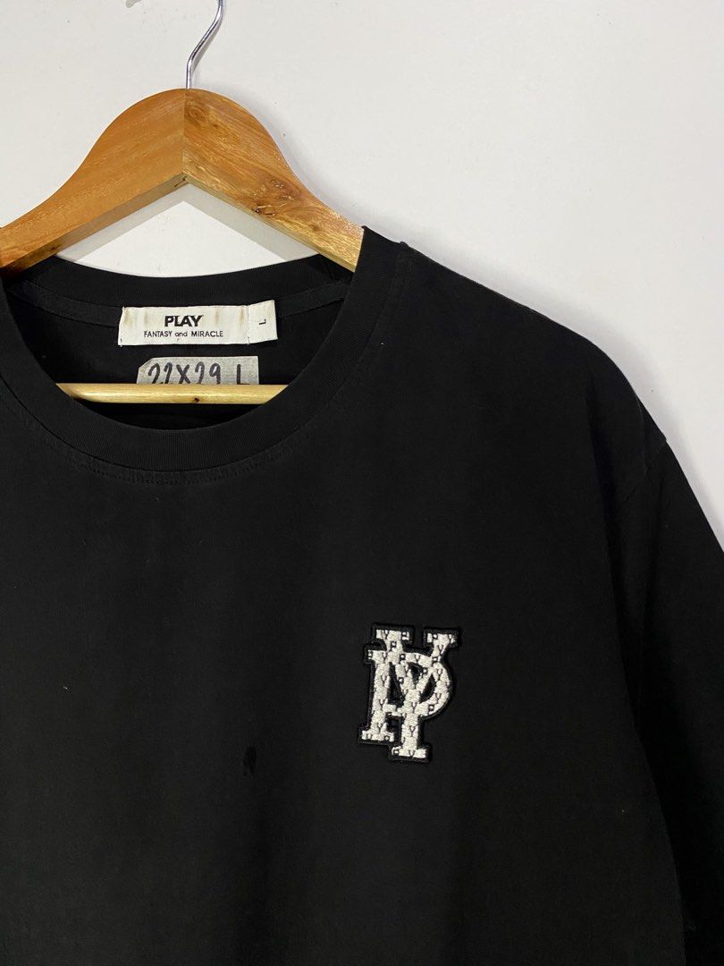 CDG PLAY TSHIRT (Category: Tshirts & Polo Shirts ) located in Jaen. Submitted by oshimamark58418 (Listing ID 1467535199, Image 3). Description: - Brand: CDG PLAY - Color: Black - Size: Large (L) - Material: 100% Cotton - Design: Embroidered logo patch on chest and large patch detail on the back - Style: Streetwear / Casual T-shirt.