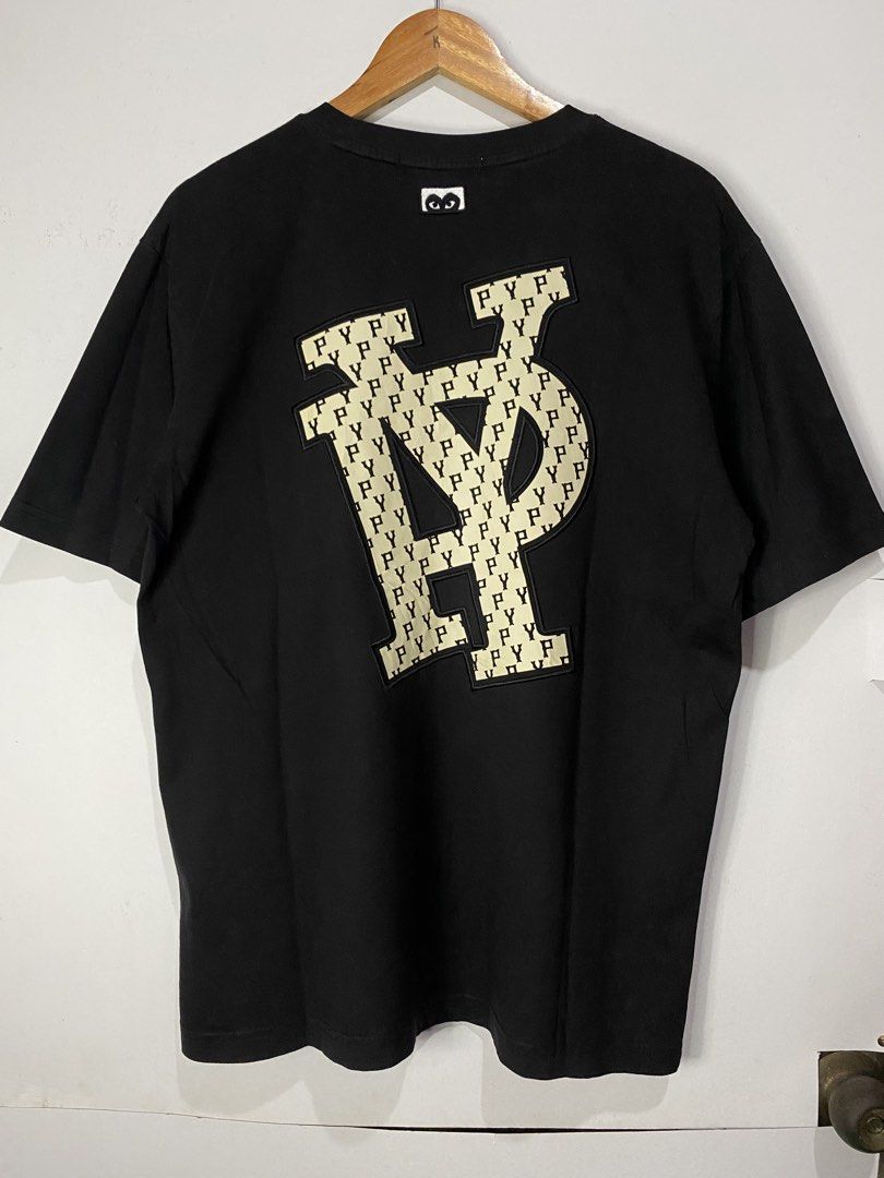 CDG PLAY TSHIRT (Category: Tshirts & Polo Shirts ) located in Jaen. Submitted by oshimamark58418 (Listing ID 1467535199, Image 1). Description: - Brand: CDG PLAY - Color: Black - Size: Large (L) - Material: 100% Cotton - Design: Embroidered logo patch on chest and large patch detail on the back - Style: Streetwear / Casual T-shirt.