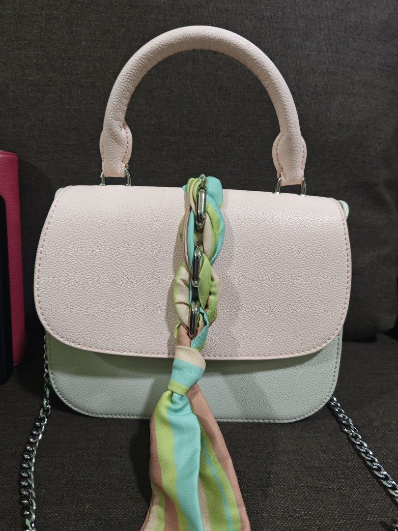 Chales & Keith mini hand/sling bag (Category: Cross-body Bags) located in Pili. Submitted by zaneombao03491 (Listing ID 1467372151, Image 2). Description: .