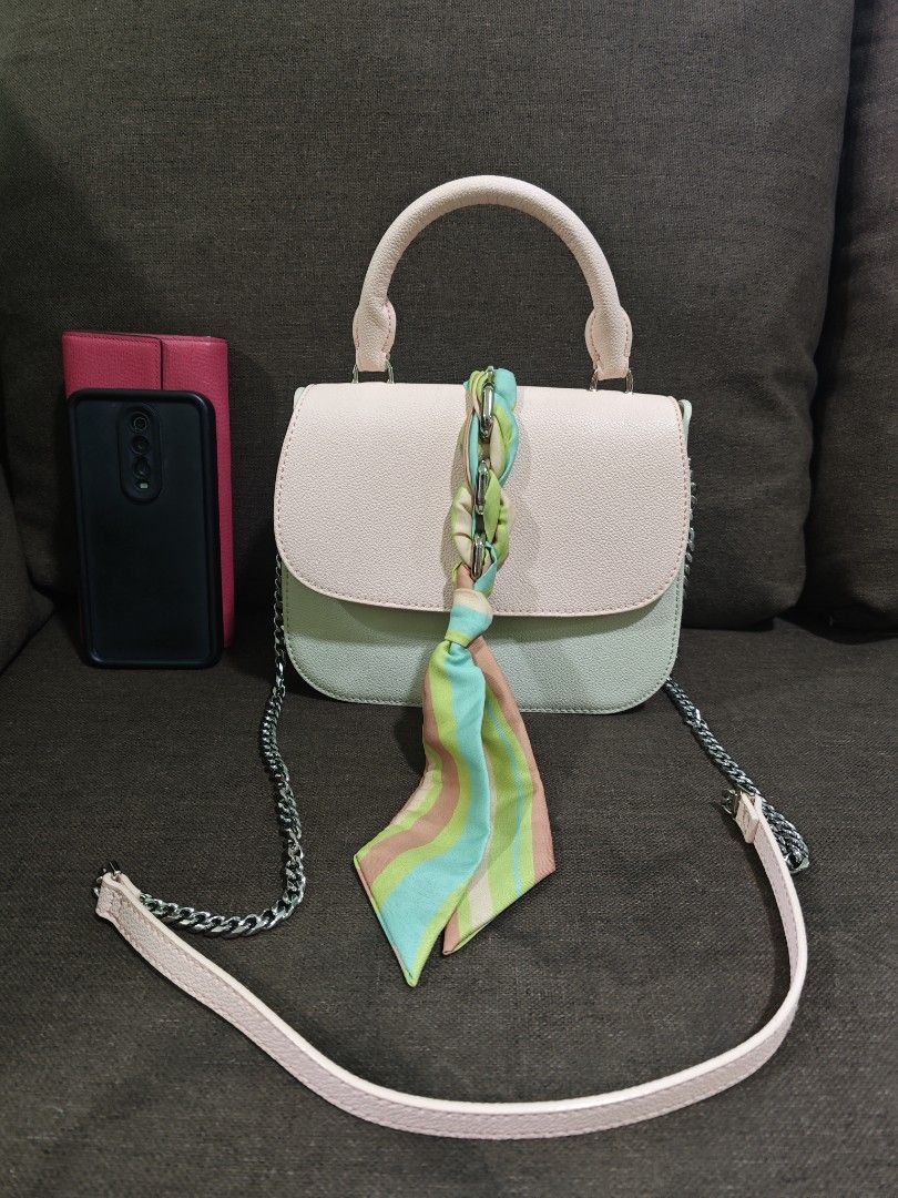 Chales & Keith mini hand/sling bag (Category: Cross-body Bags) located in Pili. Submitted by zaneombao03491 (Listing ID 1467372151, Image 1). Description: .