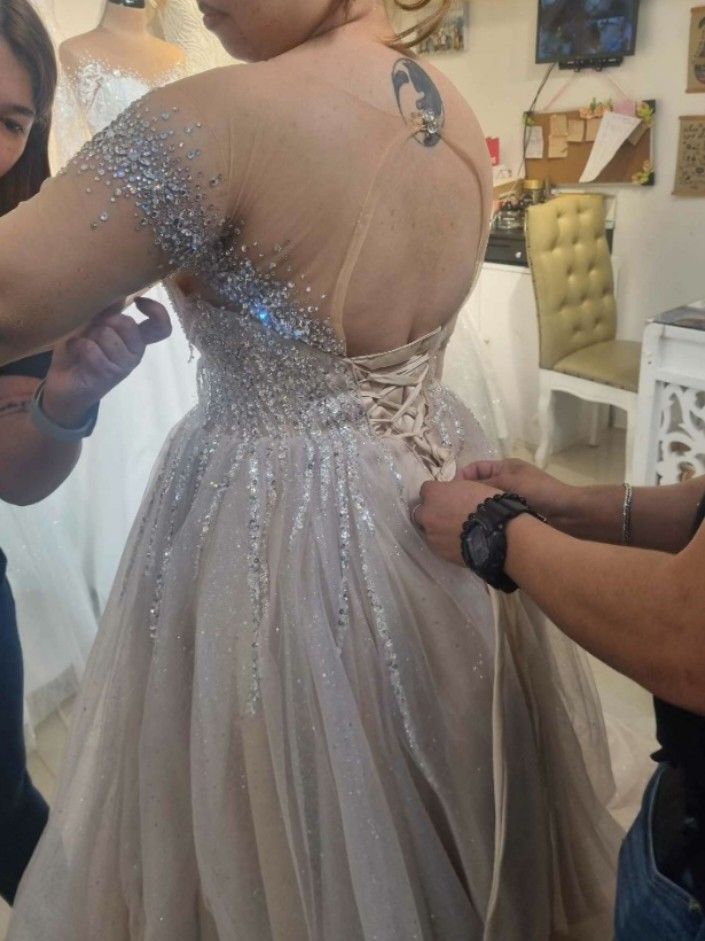 Champagne Wedding Gown (Category: Evening dresses & gowns) located in Manila. Submitted by euladelosr38638 (Listing ID 1467578873, Image 3). Description: Selling my UNUSED wedding gown from Zharie's Fashion Boutique Color: Champagne Size Medium to Large (adjustable cross-back) Glittered Tulle Long trail This was RTW pero pinaconvert ko to longsleeves/off shoulder style and cross back. The second photo is the actual photo and length (before alteri