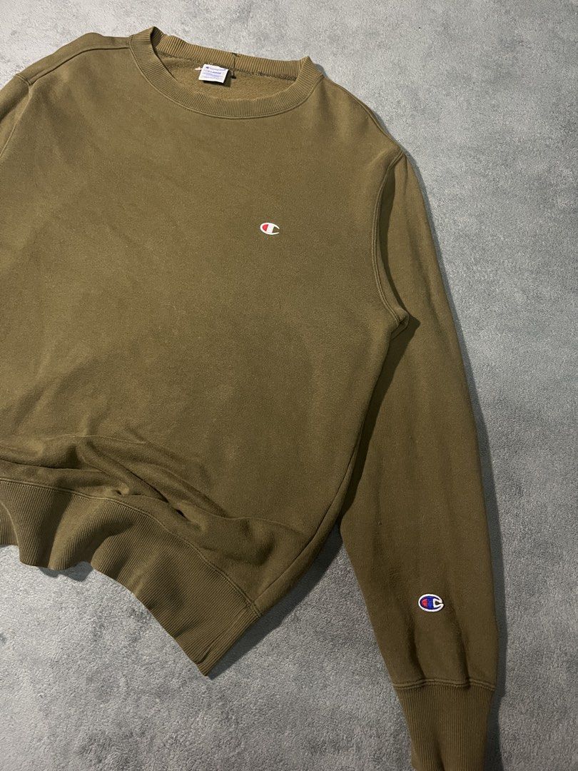Champion Crewneck (Category: Activewear) located in Marilao. Submitted by thriftyy_69 (Listing ID 1467408342, Image 2). Description: * ��Very Good Condition * ��Color rate: 9/10 * �width: 22 * ��length: 28 * ��Best fit: Large.