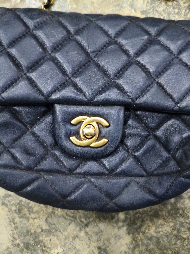 Chanel mini classic flap shoulder bag (Category: Luxury Bags & Wallets) located in Puerto Princesa. Submitted by lotsstuff (Listing ID 1467371065, Image 2). Description: rank B in Very good condition mini size sigg of wear price 8499+sf.