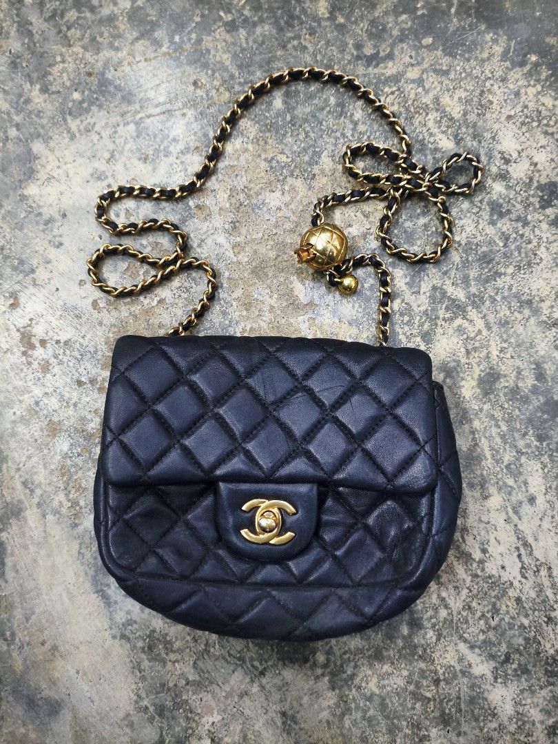 Chanel mini classic flap shoulder bag (Category: Luxury Bags & Wallets) located in Puerto Princesa. Submitted by lotsstuff (Listing ID 1467371065, Image 1). Description: rank B in Very good condition mini size sigg of wear price 8499+sf.