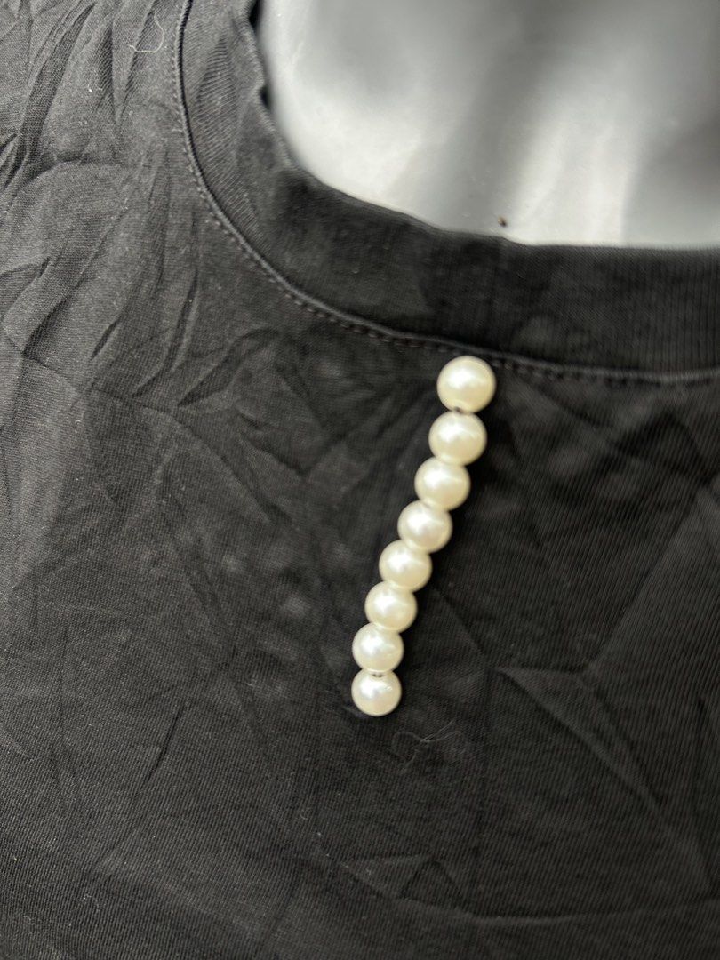 Chanel Top (Category: Luxury Apparel) located in Santa Rosa. Submitted by unexpected.finds4026 (Listing ID 1467576994, Image 3). Description: size 38 on tag complete tags 9.5/10 color rate 9.5/10 condition need wash .