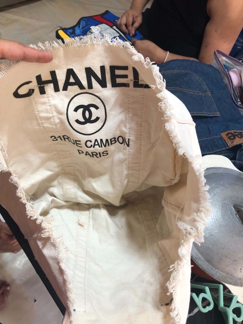 Chanel tote bag (Category: Luxury Bags & Wallets) located in Santa Cruz. Submitted by lesterpogs30 (Listing ID 1467487247, Image 3). Description: chanel tote bag excellent condition.