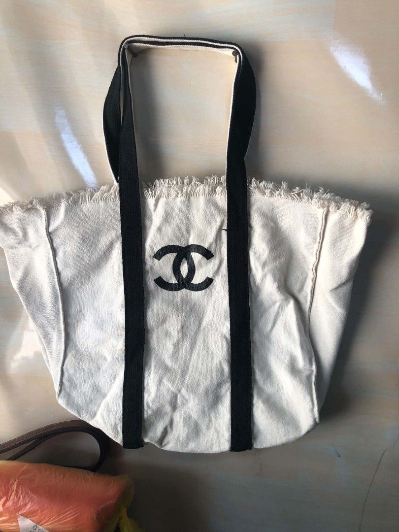 Chanel tote bag (Category: Luxury Bags & Wallets) located in Santa Cruz. Submitted by lesterpogs30 (Listing ID 1467487247, Image 1). Description: chanel tote bag excellent condition.