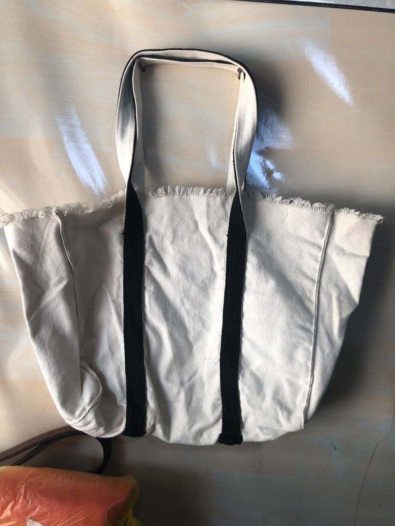 Chanel tote bag (Category: Luxury Bags & Wallets) located in Santa Cruz. Submitted by lesterpogs30 (Listing ID 1467487247, Image 2). Description: chanel tote bag excellent condition.