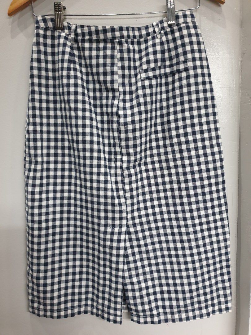 Checkered midi Skirt (Category: Skirts) located in Calamba. Submitted by mimabuy (Listing ID 1467409909, Image 3). Description: Size: 28” length: 26” No flaws.