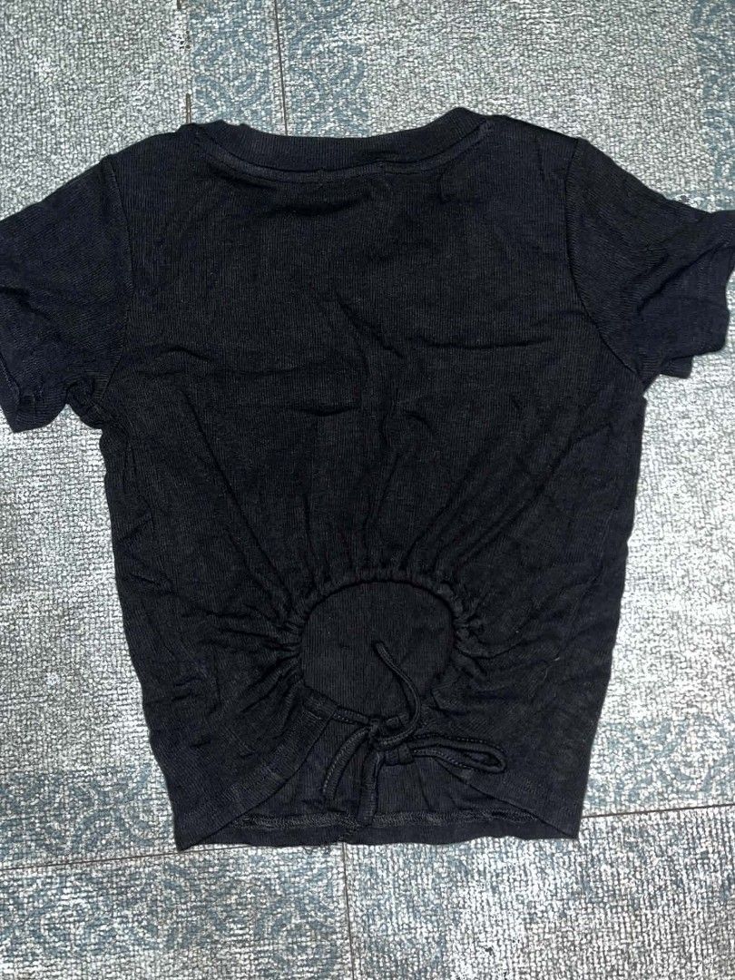 CHEN CHEN MA Black Ribbed Crop Top Open Back Tie (Category: Sleeveless) located in Manila. Submitted by rhiangastadora (Listing ID 1467502635, Image 2). Description: - Color: Black - Style: Short sleeve ribbed crop top with round neckline - Design: Open back with cute tie detail at the hem - Brand: CHEN CHEN MA - Fabric: Soft, comfortable, and stretchy - Versatility: Easy to style with high-waisted jeans or skirts.