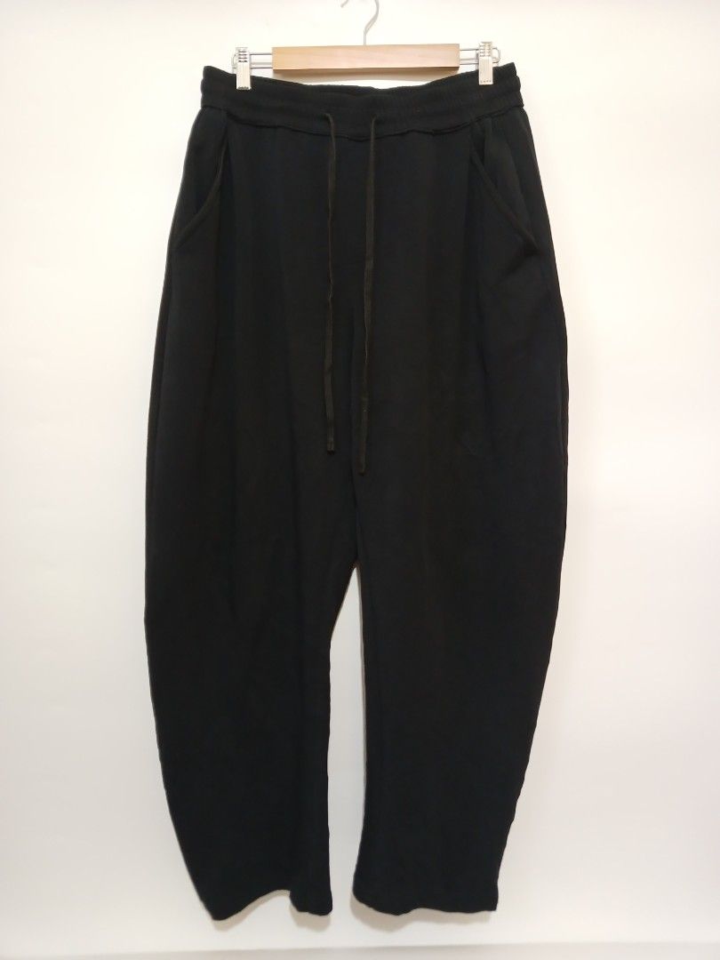 CHINISM BAGGY SWEAT PANTS (Category: Joggers) located in Ozamiz City. Submitted by 2nd.sight (Listing ID 1467441034, Image 1). Description: *needs wash b4 wearing (fresh from bale) size: 2xl w: 30-36 l: 43 hem: 9.5 excellent-like new.