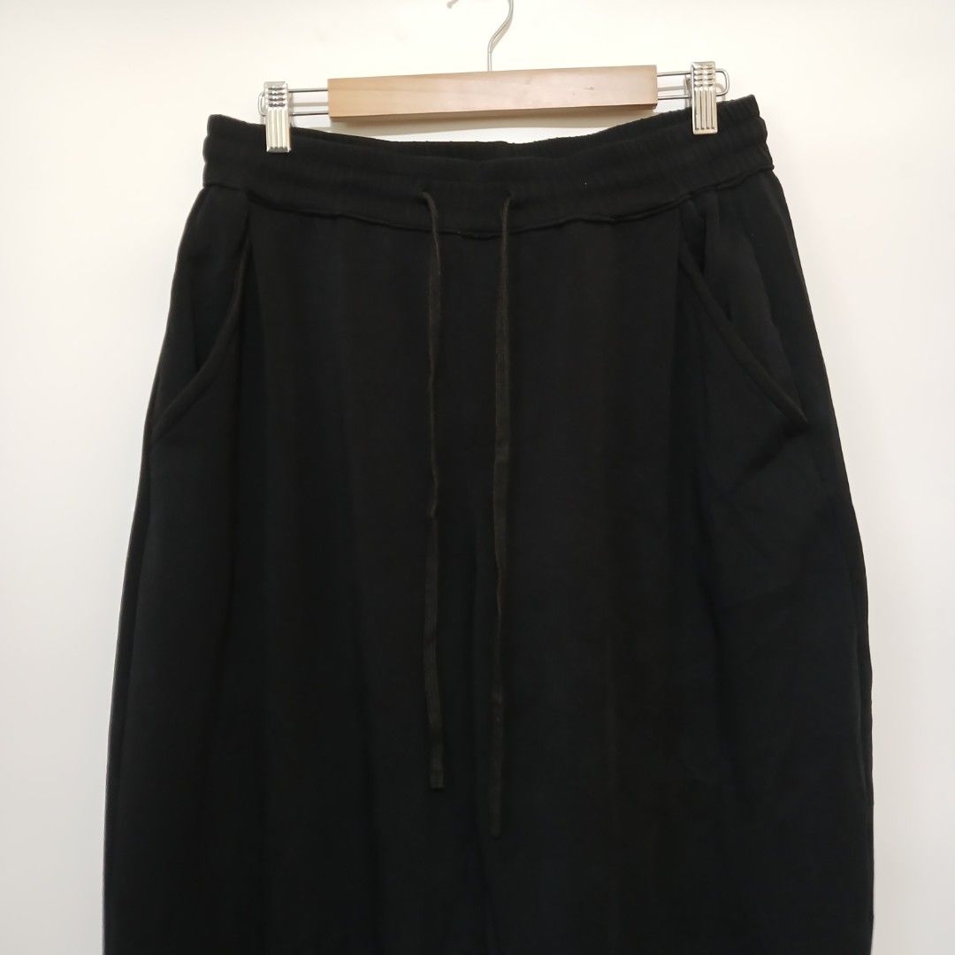 CHINISM BAGGY SWEAT PANTS (Category: Joggers) located in Ozamiz City. Submitted by 2nd.sight (Listing ID 1467441034, Image 2). Description: *needs wash b4 wearing (fresh from bale) size: 2xl w: 30-36 l: 43 hem: 9.5 excellent-like new.