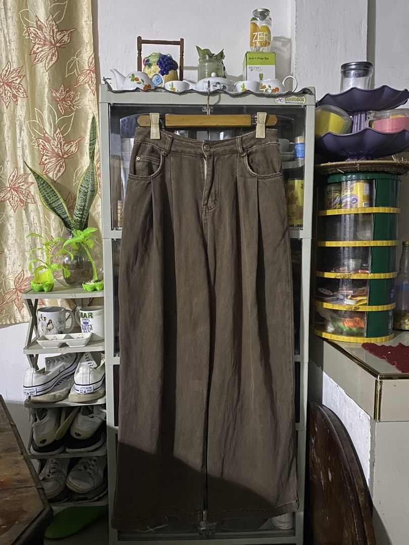 Choco Brown pleated soft denim (Category: Trousers) located in Butuan. Submitted by timeless_curations (Listing ID 1467462682, Image 1). Description: 30w 40l 14 thigh 11 lo.