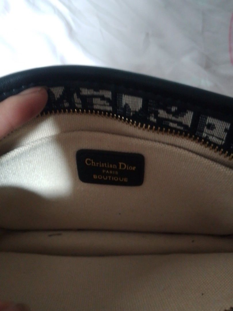 Christian Dior sling bag (Category: Sling Bags) located in Manila. Submitted by akiryan21 (Listing ID 1467404474, Image 3). Description: top brand CD no issue.
