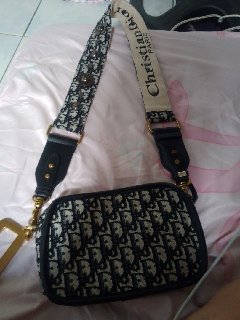 Christian Dior sling bag (Category: Sling Bags) located in Manila. Submitted by akiryan21 (Listing ID 1467404474, Image 1). Description: top brand CD no issue.