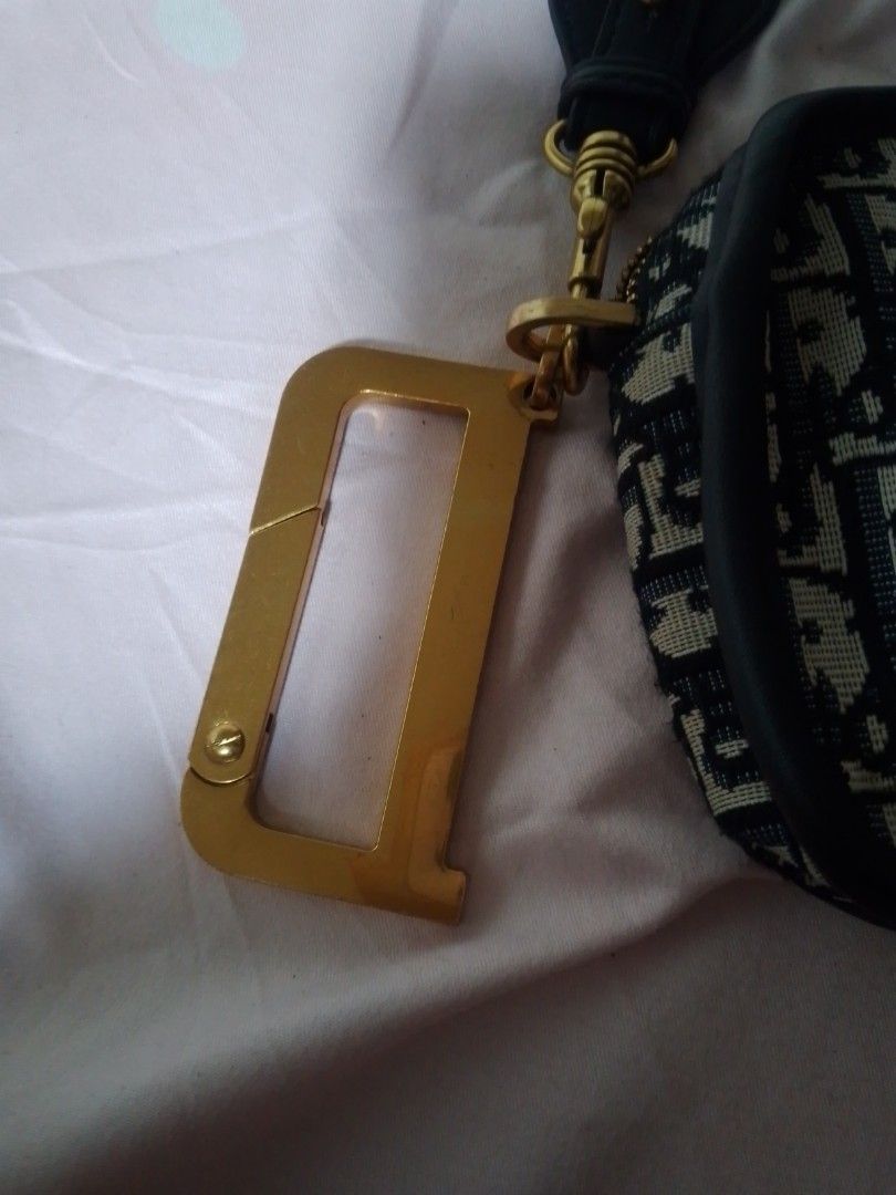 Christian Dior sling bag (Category: Sling Bags) located in Manila. Submitted by akiryan21 (Listing ID 1467404474, Image 2). Description: top brand CD no issue.