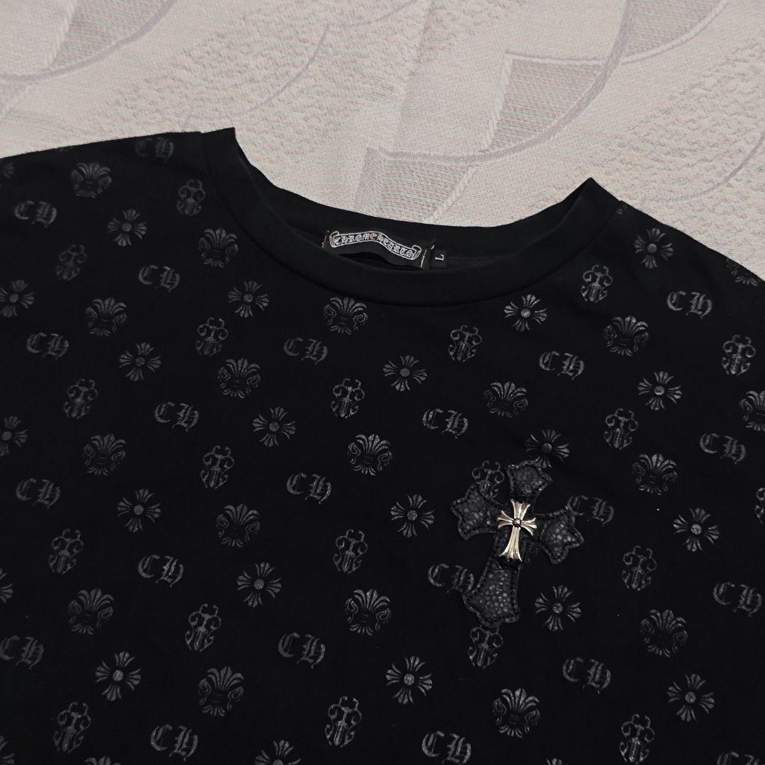 Chrome hearts Monogram leather patches with emblem (Category: Formal Shirts) located in Pontevedra. Submitted by estudyanthriftttt (Listing ID 1467389759, Image 3). Description: 22/28 Large Excellent condition as new Bagong bago at makinis.