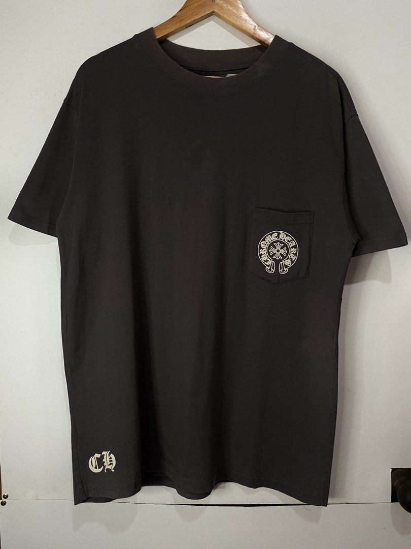 CHROME HEARTS TSHIRT (Category: Tshirts & Polo Shirts ) located in Jaen. Submitted by oshimamark58418 (Listing ID 1467531868, Image 2). Description: - Brand: Chrome Hearts - Color: Dark Gray - Size: XL (Flat measurements: 22" width x 29" length) - Condition: 7/10 pre-owned - Design details: Front chest pocket with horseshoe cross logo, large back graphic with 'Los Angeles' text, and CH logo near the hem - Style: Streetwear tee.