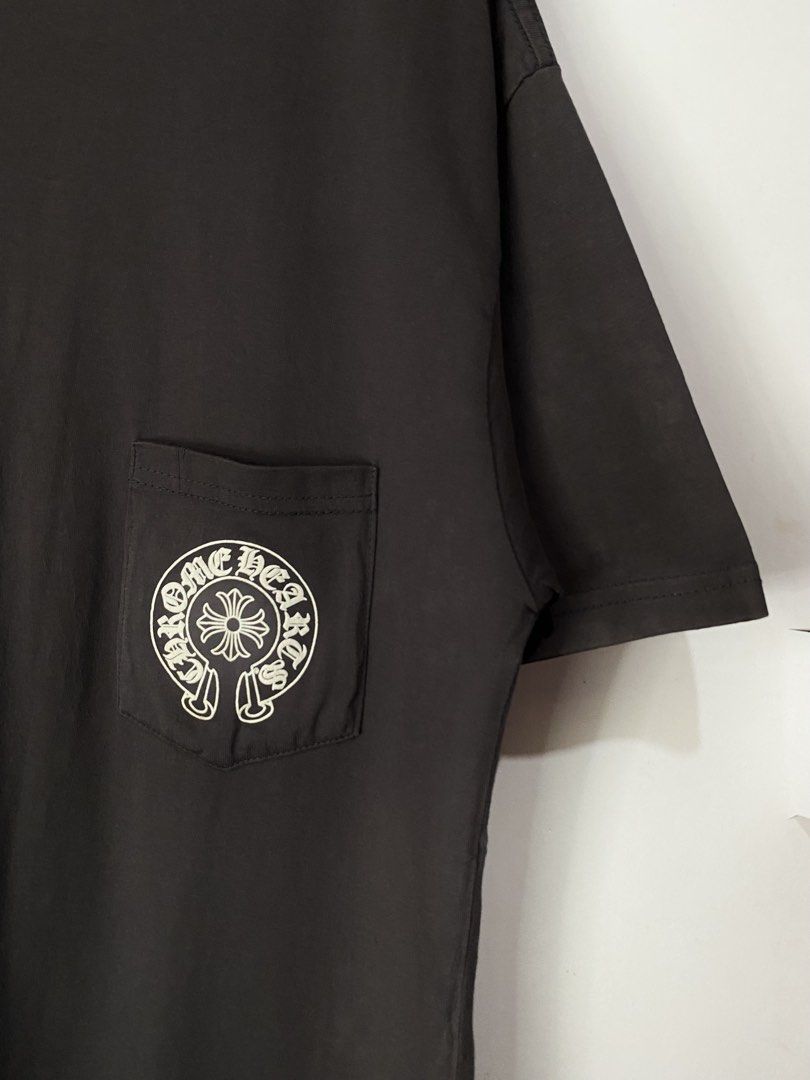 CHROME HEARTS TSHIRT (Category: Tshirts & Polo Shirts ) located in Jaen. Submitted by oshimamark58418 (Listing ID 1467531868, Image 3). Description: - Brand: Chrome Hearts - Color: Dark Gray - Size: XL (Flat measurements: 22" width x 29" length) - Condition: 7/10 pre-owned - Design details: Front chest pocket with horseshoe cross logo, large back graphic with 'Los Angeles' text, and CH logo near the hem - Style: Streetwear tee.