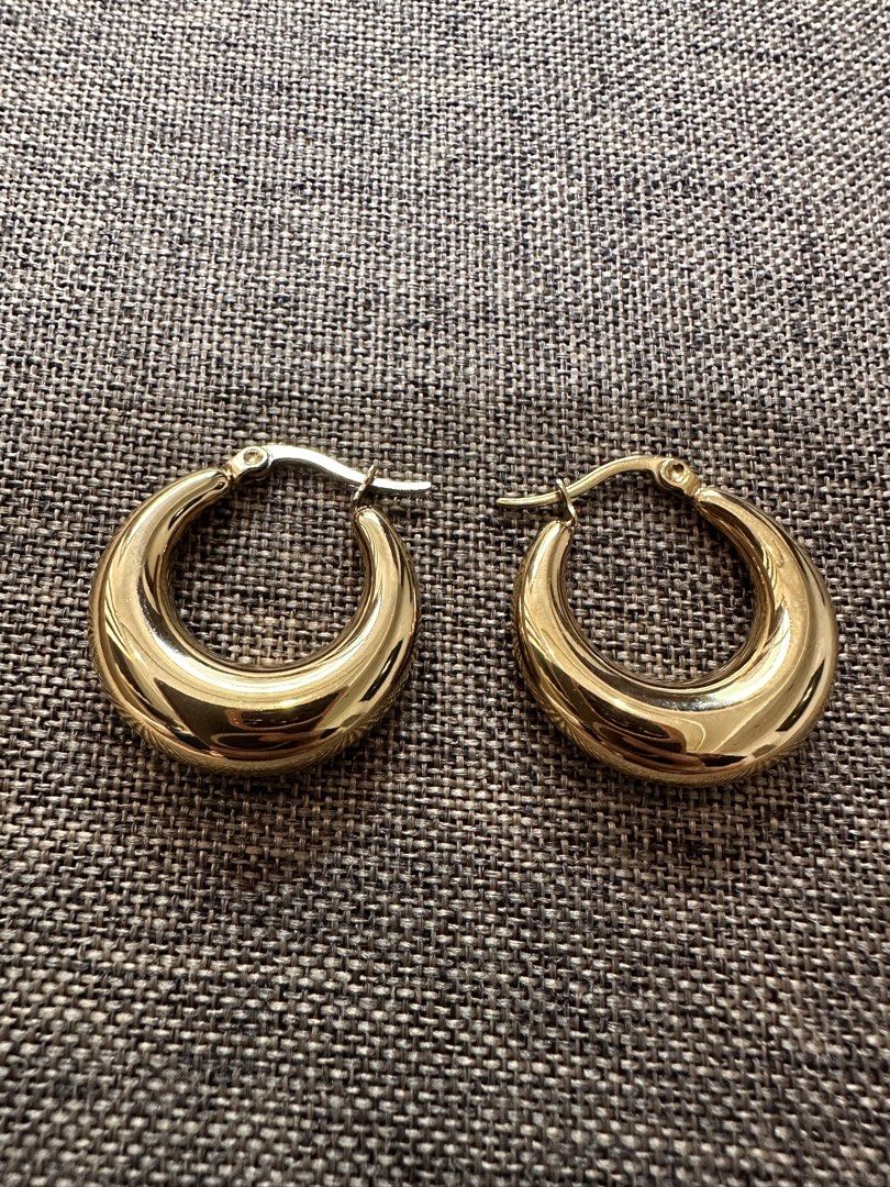 Chunky Gold Hoop Earrings (Category: Earrings) located in Dagupan City. Submitted by vallureph (Listing ID 1467371945, Image 1). Description: - Trendy thick, rounded gold hoop design - High-polished finish with a bright shine - Secure and easy-to-use latch closure - Surprisingly lightweight for comfortable all-day wear - Versatile styling: perfect for daily casual wear or dressing up.