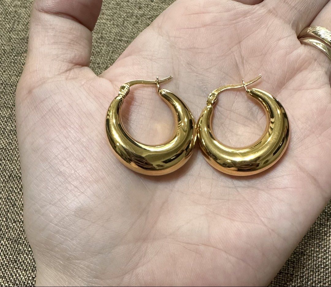 Chunky Gold Hoop Earrings (Category: Earrings) located in Dagupan City. Submitted by vallureph (Listing ID 1467371945, Image 2). Description: - Trendy thick, rounded gold hoop design - High-polished finish with a bright shine - Secure and easy-to-use latch closure - Surprisingly lightweight for comfortable all-day wear - Versatile styling: perfect for daily casual wear or dressing up.