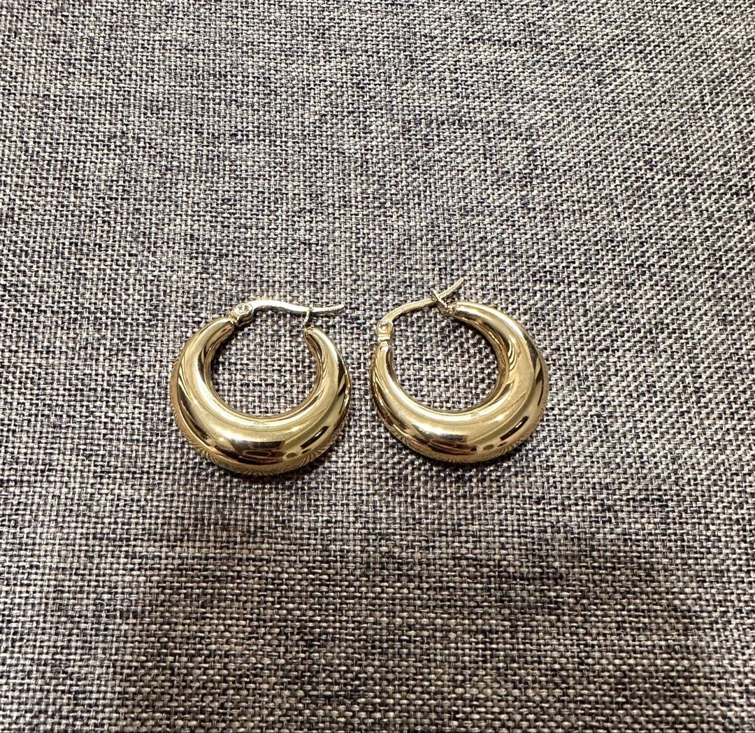 Chunky Gold Hoop Earrings (Category: Earrings) located in Dagupan City. Submitted by vallureph (Listing ID 1467371945, Image 3). Description: - Trendy thick, rounded gold hoop design - High-polished finish with a bright shine - Secure and easy-to-use latch closure - Surprisingly lightweight for comfortable all-day wear - Versatile styling: perfect for daily casual wear or dressing up.