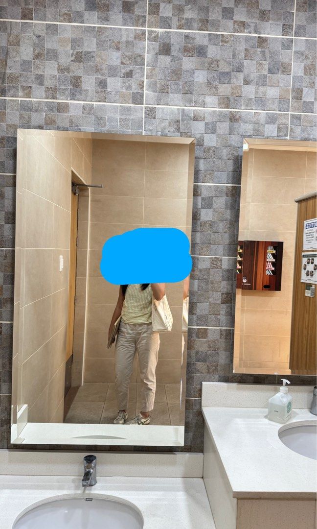 Closet Clean - up !! ⭐️⭐️ (Category: Clothes Drying Rack) located in Kananga. Submitted by yongggi (Listing ID 1466318936, Image 3). Description: Uniqlo ankle pants, used once and stored only. ‼️ FREE SHIPPING.
