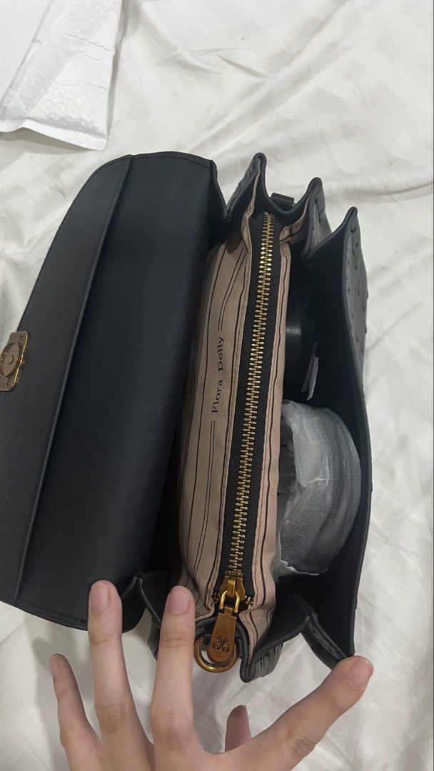 Clutch shoulder bag (Category: Announcements) located in Pasay City. Submitted by dizzychim (Listing ID 1467439668, Image 3). Description: 3 in 1 bag .