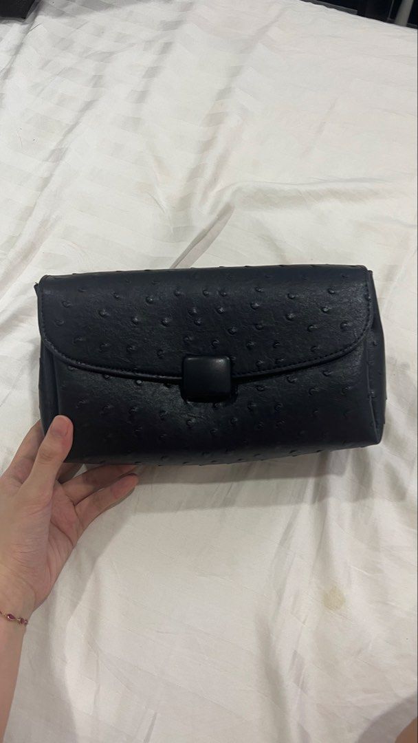 Clutch shoulder bag (Category: Announcements) located in Pasay City. Submitted by dizzychim (Listing ID 1467439668, Image 1). Description: 3 in 1 bag .