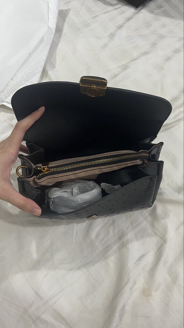 Clutch shoulder bag (Category: Announcements) located in Pasay City. Submitted by dizzychim (Listing ID 1467439668, Image 2). Description: 3 in 1 bag .