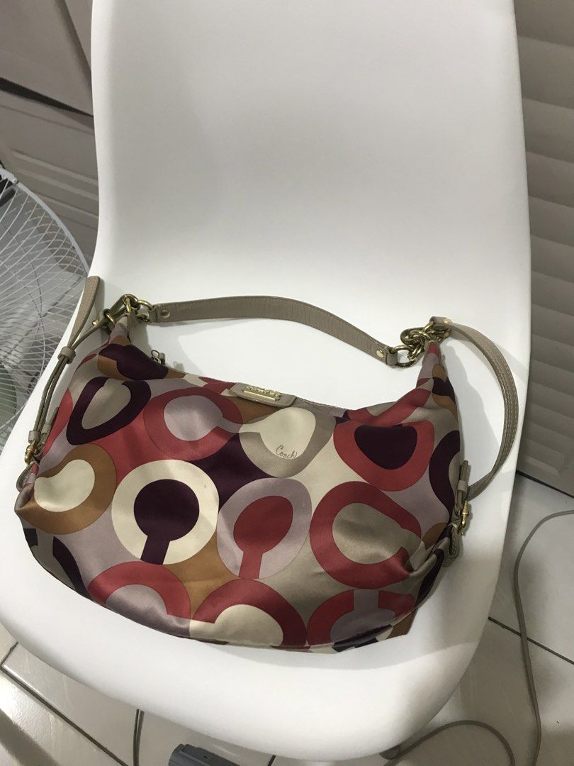 Coach shipped (Category: Shoulder Bags) located in Balete No 2. Submitted by troyesybang (Listing ID 1467477793, Image 3). Description: Medium to semi large kili bag or shoulder bag Issue gasgas hardware okay body satin and leather okay Shipped via j&t only Availabil when posted Fix LP X sensi Bawal sa maselan bili bago o mag time travel .