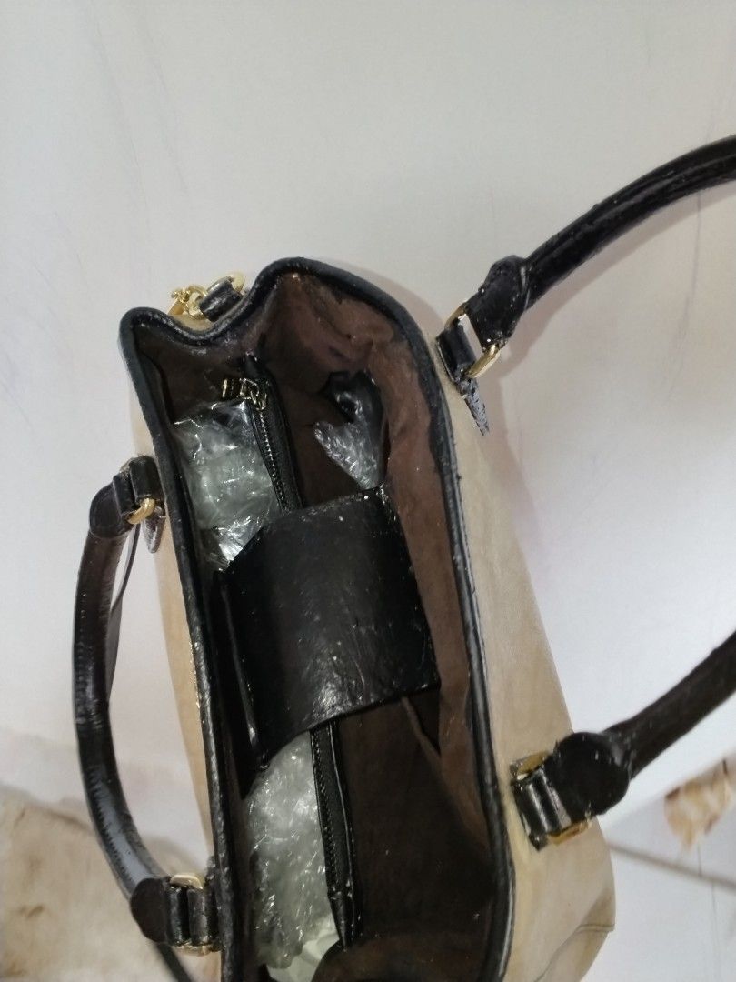 Coach 2way (Category: Shoulder Bags) located in Cavite. Submitted by bagssection04 (Listing ID 1467366631, Image 3). Description: coach 2way medium size may minimal na fade sa likod.