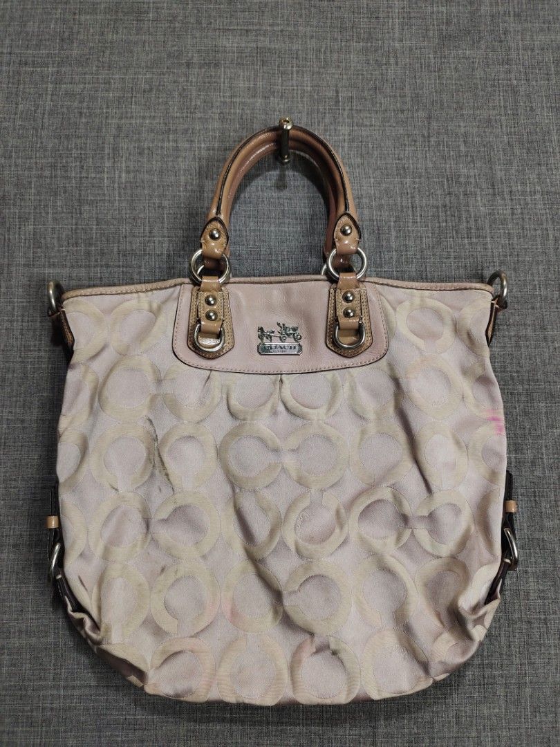 Coach bag (Category: Luxury Bags & Wallets) located in Bontoc. Submitted by athena_zia (Listing ID 1467461983, Image 1). Description: ✨ COACH Signature Tote Bag ✨ A classic Coach piece in pink and beige, perfect for daily use or collection! 📌 Condition: Pre-loved • Washable dirt/stains • Cracking on the creed • Selling as is Great for those looking for a Coach bag at a more affordable price. 💕 📩 Message for the price and more details!.