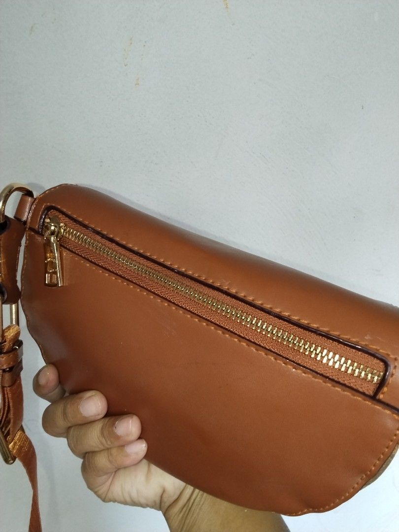 Coach beltbag (Category: Cross-body Bags) located in Cavite. Submitted by bagssection04 (Listing ID 1467366787, Image 3). Description: coach beltbag small size makinis pa body may minimal bubbles O paint lang sa harap not noticeable nmn e.