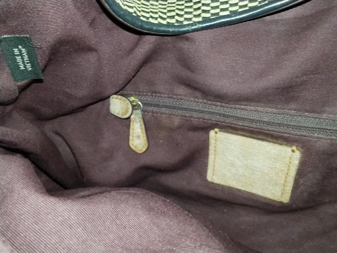 Coach canvas (Category: Luxury Bags & Wallets) located in Cavite. Submitted by bagssection04 (Listing ID 1467366363, Image 3). Description: coach canvas medium size issue yung creed nabura na pero may etikita.