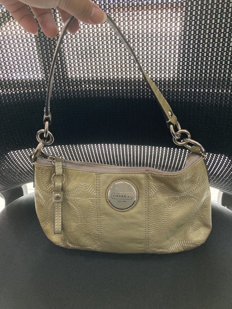 Coach Demi Hobo (Category: Luxury Bags & Wallets) located in Cavite. Submitted by abengjoy30 (Listing ID 1467490023, Image 1). Description: .