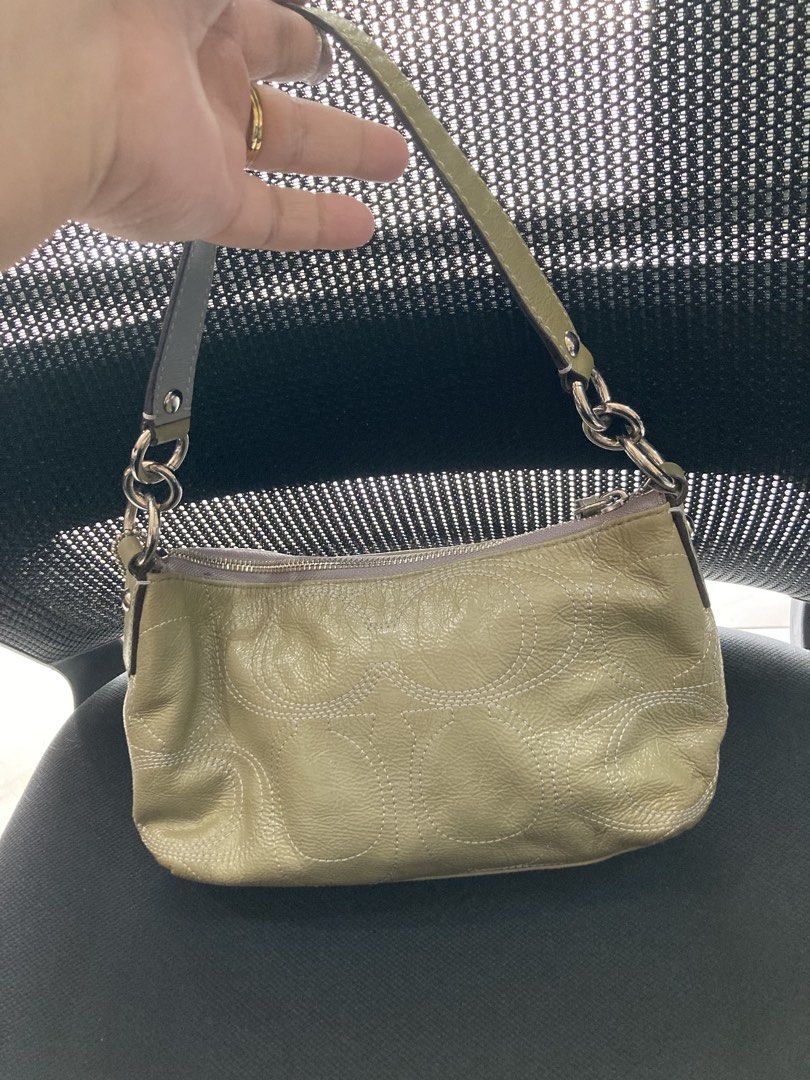 Coach Demi Hobo (Category: Luxury Bags & Wallets) located in Cavite. Submitted by abengjoy30 (Listing ID 1467490023, Image 2). Description: .