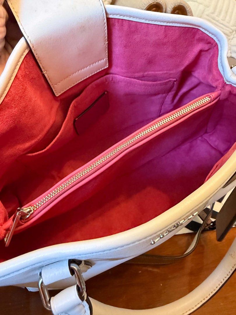 Authentic Coach Floral Side Panel Leather Satchel BodyBag (Category: Shoulder Bags) located in Santiago. Submitted by yrellagnoihsaf (Listing ID 1467430950, Image 2). Description: Coach Margot Carryall in Chalk White with Posey Cluster Floral Print . ✅ AUTHENTIC ✅ ALMOST NEW CONDITION NO FLAWS ✅ GENUINE LEATHER ✅ L 14” H 9” W 5” ✅ KILI OR BODY bag adjustable strap ❤️accessories not included Pm me for details ❣️❣️❣️.