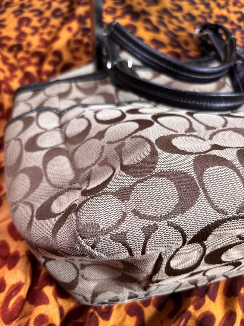 Coach Gallery Tote (Category: Tote Bags) located in Manila. Submitted by earlylifecrisis3 (Listing ID 1467370254, Image 3). Description: Condition 8/10 Measure it by inch Width: 14.5 Length: 9 Depth: 4.5 Handle:9.5 •Refund / Returns not allowed allowed •Please do check the dimensions size on labels sometimes are not accurate on the sizing •Ask me before purchasing.